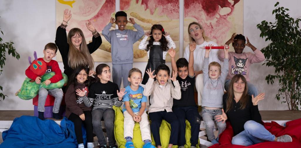 Schulfoto9 Die Kinder posieren für ein Spaßfoto