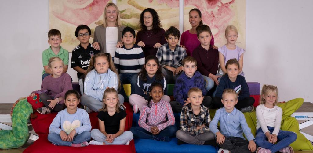 Klasse posiert für die Schulfotografin