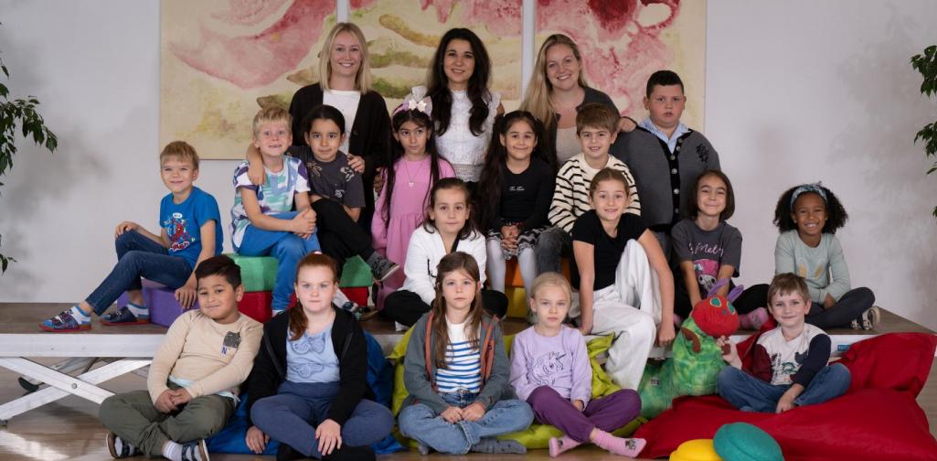 Klasse posiert für die Schulfotografin