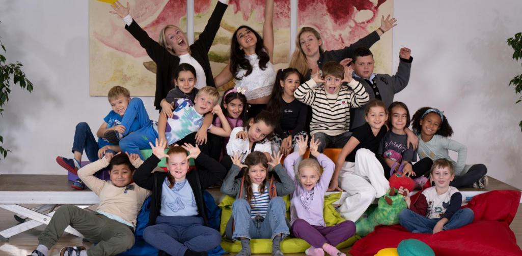 Die Kinder posieren für ein Spaßfoto