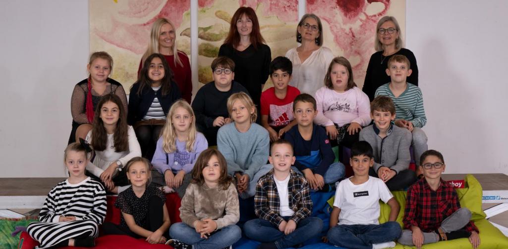 Klasse posiert für die Schulfotografin