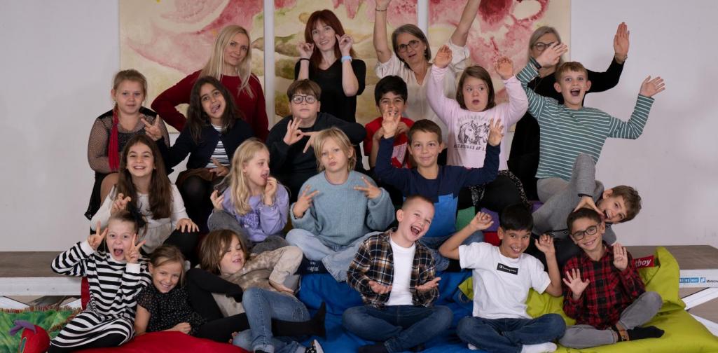 Die Kinder posieren für ein Spaßfoto