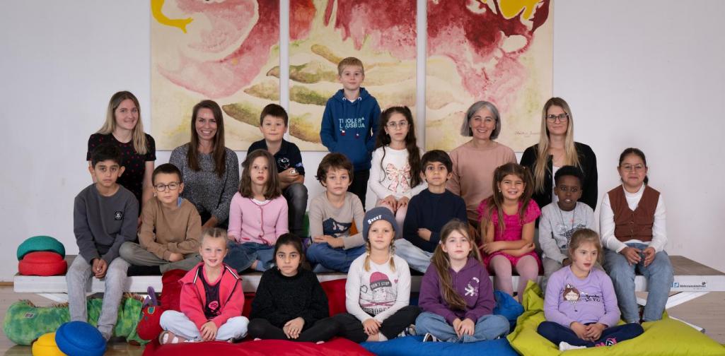 Klasse posiert für die Schulfotografin