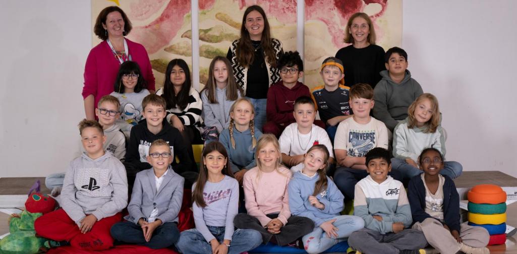 Klasse posiert für die Schulfotografin