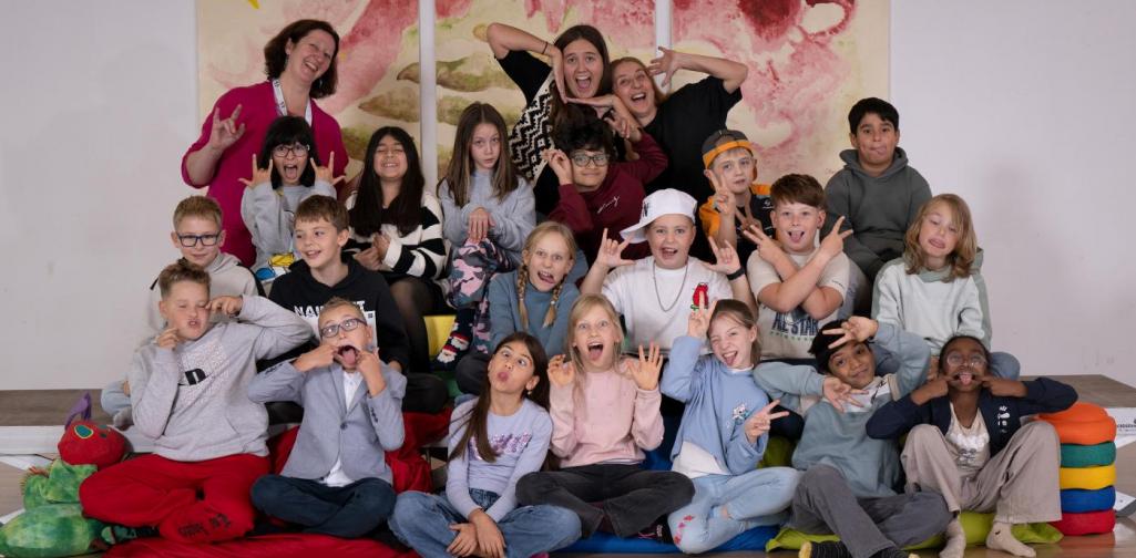 Die Kinder posieren für ein Spaßfoto