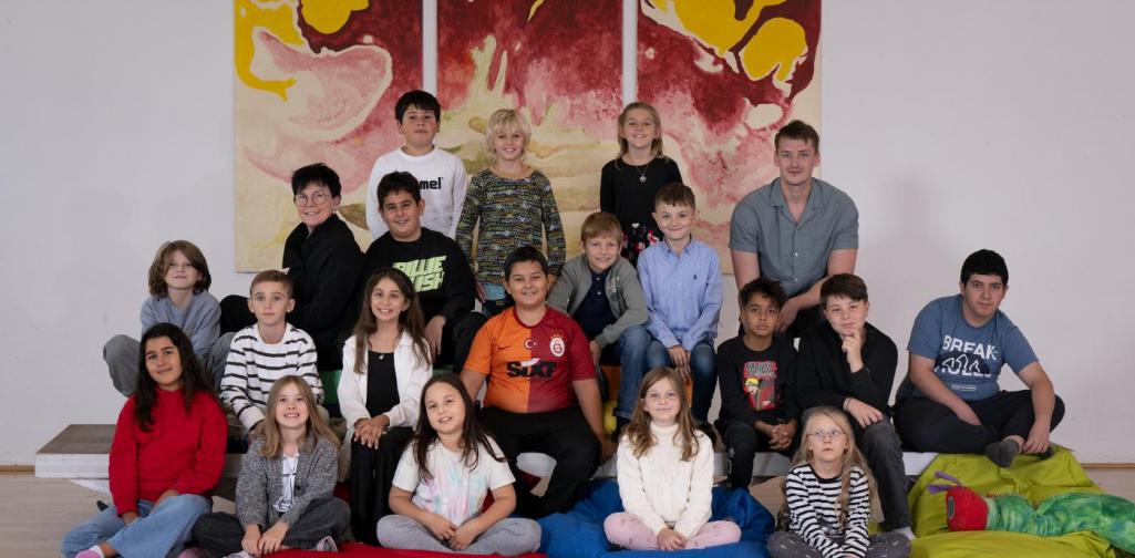 Klasse posiert für die Schulfotografin