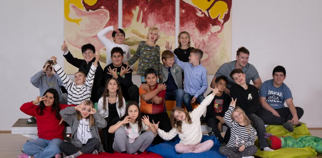 Die Kinder posieren für ein Spaßfoto