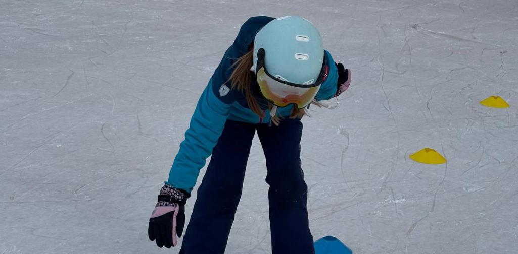 Kind übt Gleichgewicht, Koordination und sicheres Fahren beim Schlittschuhlaufen in einem Parcours.